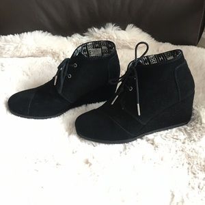 TOMS Desert wedge lace-up ankle bootie EUC